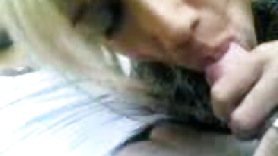 Βρώμικο που μιλάει τσούλα σύζυγος σκυλάκι ερασιτεχνικό σεξ στον καναπέ με τον σύζυγό του