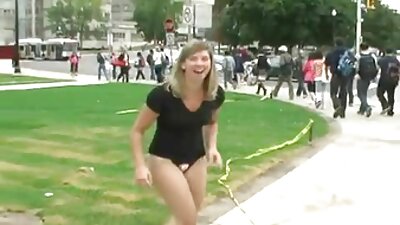 Μια σέξι Βρετανίδα σύζυγος με μεγάλα βυζιά λατρεύει να επιδεικνύει το σώμα της